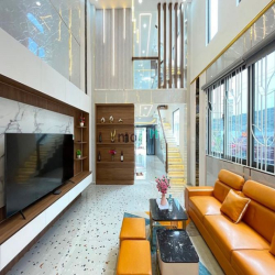 Nhà 2 MT, Thang Máy 450Kg, Đg Lê Đức Thọ, DT:4.2X16m, Lửng, 4Lầu, S/Tg