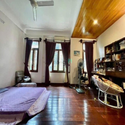Cần bán gấp! phân lô Hạ Yên Quyết, 2 ôtô tránh, sát công viên, nhà mới