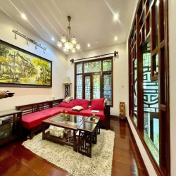 Cần bán gấp! phân lô Hạ Yên Quyết, 2 ôtô tránh, sát công viên, nhà mới