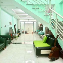 Nhà giá tốt, 74M2 VUÔNG, Ngay khu ẩm thực Phan Xích Long, 5 tỷ nhỉnh