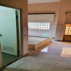 Nhà 3 Tầng, 3 mặt hẻm xe hơi, có chỗ để xe oto, đối diện Landmark 81