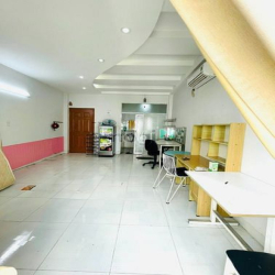 Phòng rộng 30m2 có Ban công - ngay Lầu 1 - Nguyễn Thượng Hiền BT