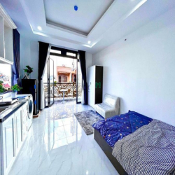 Căn hộ full nội thất ban công gần Phạm Văn Đồng