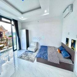 Căn hộ full nội thất ban công gần Phạm Văn Đồng