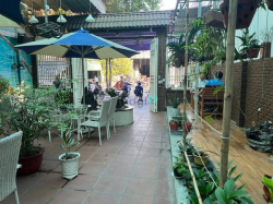 Sang quán cafe mặt bằng rộng rãi thoáng mát