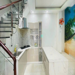 3 tầng ở liền ngay Chợ Kiến Thiết, 128m2 sàn, hẻm 6m, hơn 5ty