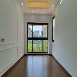 nhà mới đẹp ngọc trì thạch bàn 5 tầng x 30m 2,9 tỷ có thương lượng