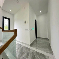 Nhà Phố Hiện Đại - Mặt tiền hẻm xe hơi 6m dt 5,6m x 15m Giá 7,39 tỷ