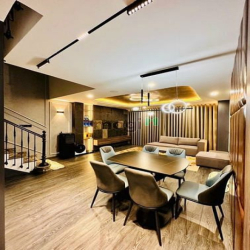 Cho thuê biệt thự Mỹ Phú 2 , có 2 mặt tiền trước sau.