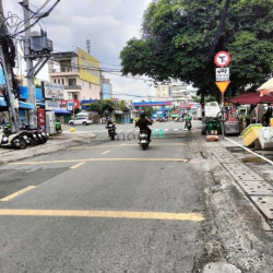 NHà đẹp ngay HOÀNG HỮU NAM,  LÊ VĂN VIỆT,hẻm xe hơi tránh  nhau.