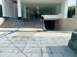 Cho thuê VP mới có hầm,thang máy, sân đậu xe Lương Định Của 10x20m.