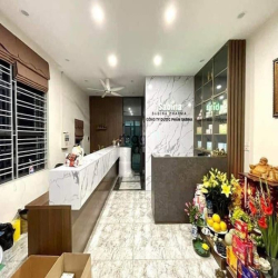 Siêu đẹp ! Tòa văn phòng phố Linh Lang, lô góc, ô tô vào nhà, k.