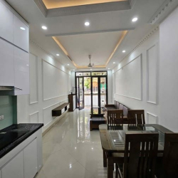 Bán nhà 5 tầng ở ngay phố Ngọc Trì, full nội thất, giá tốt