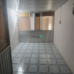 5tr/th- 1 lầu +sân + máy lạnh: Hẻm 78 Tôn Thất Thuyết,  Q4 - 091968609