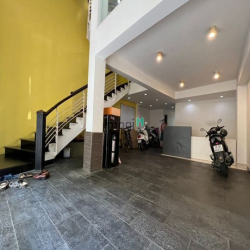 Bán nhà phố đầy đủ nội thất có thang máy và hầm trung tâm Phú Mỹ Hưng
