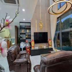 Cho thuê Biệt thự đơn lập có hồ bơi đẹp xuất sắc ngay Phú Mỹ Hưng, Q.7