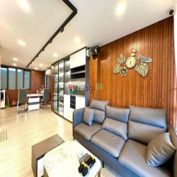 Nhà Phố hiện đại - Thiết kế Lửng - Thang máy - Mặt tiền hẻm 6m