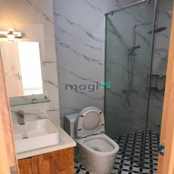 Nhà đẹp - Hẻm Xe Hơi (8m) - sát mặt tiền đường Hòa Hảo. 70m. Nha mới
