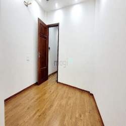 BÁN GẤP! Nhà đẹp phố Trạm 40m2, 4PN, ô tô đỗ cửa, chỉ 6.55 tỷ.