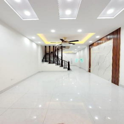 BÁN GẤP! Nhà đẹp phố Trạm 40m2, 4PN, ô tô đỗ cửa, chỉ 6.55 tỷ.