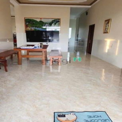 Bán gấp nhà sân vườn 3PN, 2WC, PHÒNG KHÁCH, NHÀ BẾP, sân để vừa 2 ô tô