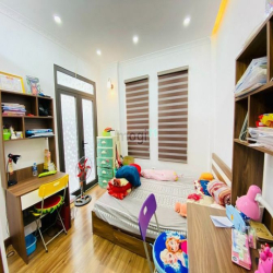 3.9 tỷ Nhà Hào Nam sổ đỏ 40m sát phố, 10m ra oto, Lô Góc, 3 ngủ ở luôn