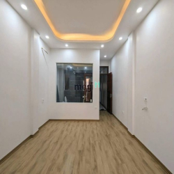 Bán nhà riêng 4 tầng, 80m2 trung tâm Cầu Giấy, 2 thoáng, ô tô đỗ cửa