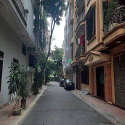 Nhà Hoàng Quốc Việt, 55m2 thang máy, phân lô quân đội, view vườn hoa