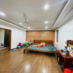 Nhà Hoàng Quốc Việt, 55m2 thang máy, phân lô quân đội, view vườn hoa