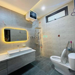 Nhà Hoàng Quốc Việt, 55m2 thang máy, phân lô quân đội, view vườn hoa