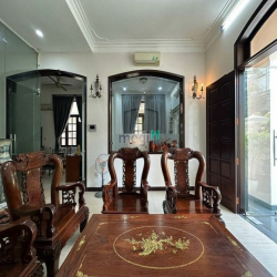 Cần cho thuê hoặc bán biệt thự cao cấp ở quận 2