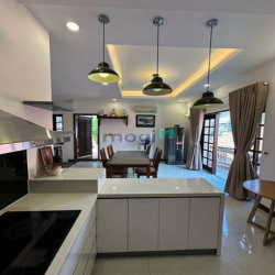 Cần cho thuê hoặc bán biệt thự cao cấp ở quận 2