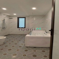 Bán nhà Cổ Linh Phố Trạm gần Aeon Mall 52m2 6 tầng, gara thang máy