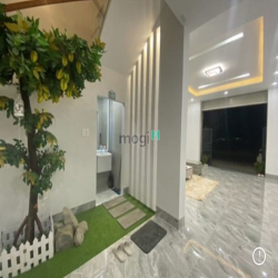 Cho thuê nhà đẹp, mới tinh 1 trệt 2 lầu, toàn bộ máy lạnh âm trần