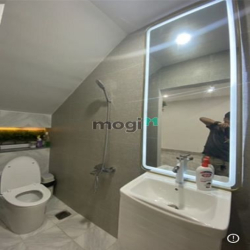Cho thuê nhà đẹp, mới tinh 1 trệt 2 lầu, toàn bộ máy lạnh âm trần