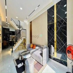 Cần bán gấp nhà Trần Phú, p4, Q.5, 52m2, giá 2tỷ220, Sổ sẵn.