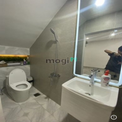 Cho thuê nhà đẹp, mới tinh 1 trệt 2 lầu, toàn bộ máy lạnh âm trần