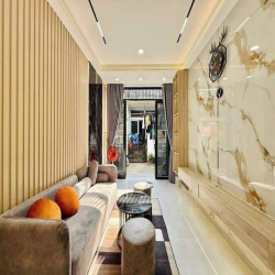 Cần bán gấp nhà Trần Phú, p4, Q.5, 52m2, giá 2tỷ220, Sổ sẵn.
