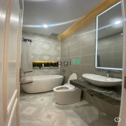 Cho thuê nhà đẹp, mới tinh 1 trệt 2 lầu, toàn bộ máy lạnh âm trần