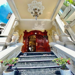 Biệt thự lâu đài triệu đô cách quận 10 chỉ 5 phút