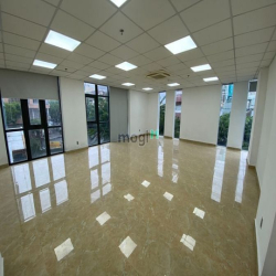 Văn Phòng 150m2 - trống suốt đường Nguyễn Thị Minh Khai - khutrung tâm
