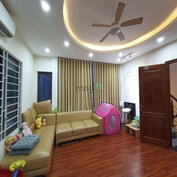 Bán gấp CHTT tầng 3 đường Láng giá 1,6 tỷ, DT 72m2, đẹp ở luôn