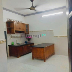 Sát công viên, ô tô đỗ cửa, ngang lớn rộng rãi