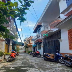 Sát công viên, ô tô đỗ cửa, ngang lớn rộng rãi