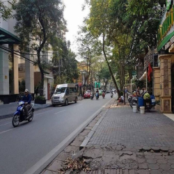 Cho thuê nhà mặt phố Nguyễn Phong Sắc - Cầu Giấy mặt tiền 9m 70m2