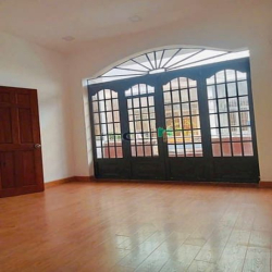 Sát công viên, ô tô đỗ cửa, ngang lớn rộng rãi