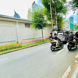 Cho thuê nhà 33 Lê Thánh Tôn, Bến Nghé Quận 1 (1500m2 - Trệt + lầu)