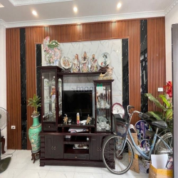 Bán Gấp Nhà **Ngọc Thuỵ**, 44 M2, Ngõ Ô Tô, Giá 6,1 Tỷ