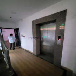 Cho thuê tòa nhà 5 tầng Ngã tư ga DT 6,5x25m gồm 1 tầng hầm,10 phòng