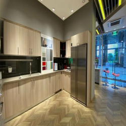 Cho thuê Shophouse Nguyễn Cơ Thạch có thang máy giá chỉ có 170 triệu